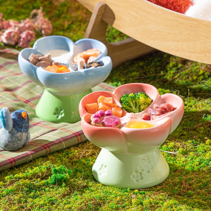 Elevated Ceramic Cat Bowls Tilted Food - 高さのあるセラミック製ペットボウル 15個入り ° 傾斜付き、滑り止めベース、スナックとフード用の仕切り付きデザイン、猫と小型犬に適しています。