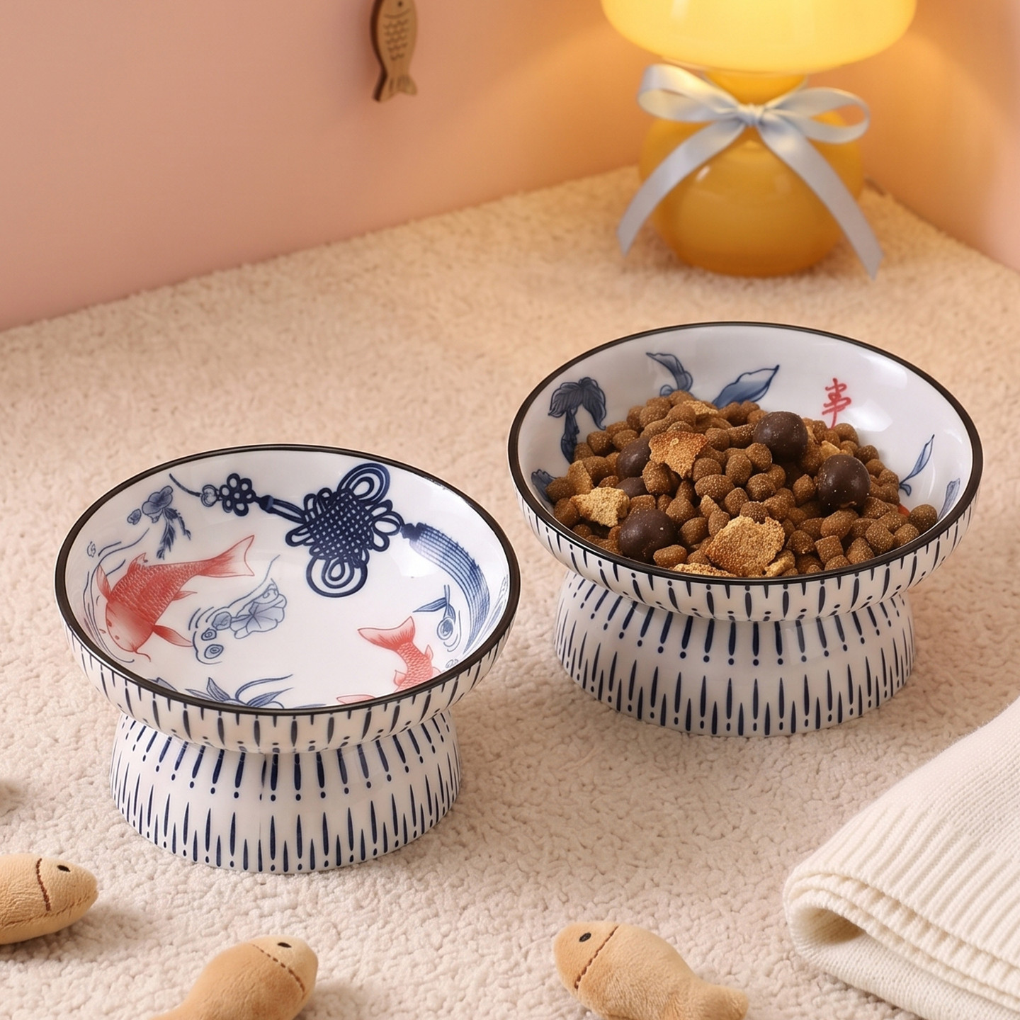 Elevated Ceramic Cat Bowls Tilted Food - 可愛い傾斜式高さのある陶器製ペットボウル、中国風青白魚柄、猫犬用食器、嘔吐防止フードウォーターディッシュ